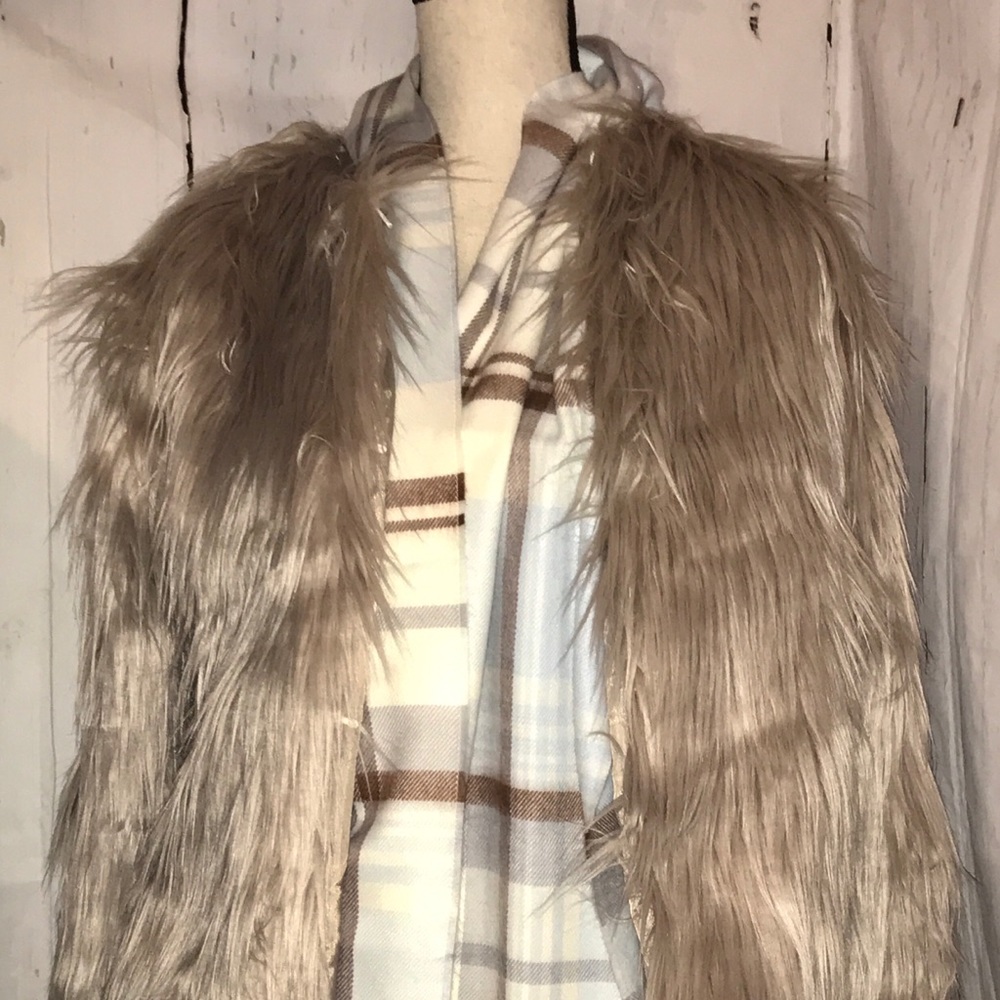 #SOLD!# NWT LAST ONE ! TAN FAUX FUR JACKET M/L - Picture 2 of 8